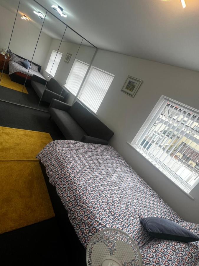 Guest house Liberty With Sharing Toilet And Kitchen Liverpool
