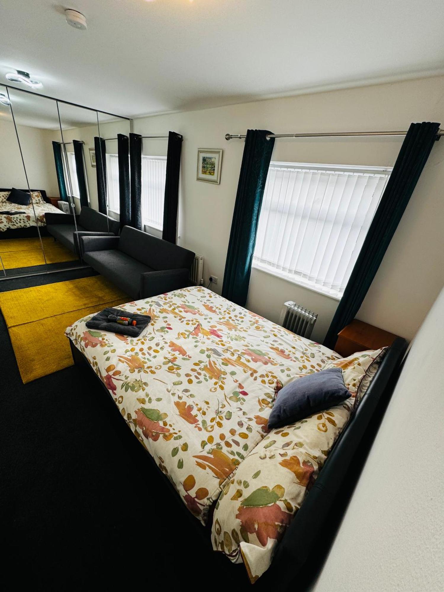 Liberty With Sharing Toilet And Kitchen Guest house Liverpool